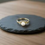 Gouden ring met parel en 2 diamanten