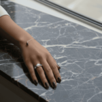 Wit gouden ring met parel en saffier