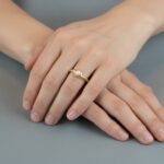 Gouden slag ring met kleine parel