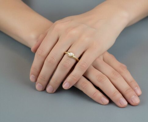 Gouden slag ring met kleine parel