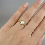Gouden ring met parel en 2 diamanten