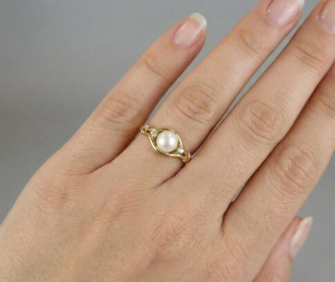 Gouden ring met parel en 2 diamanten