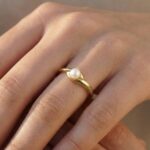 Gouden slag ring met kleine parel