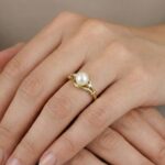 Gouden ring met parel en 2 diamanten