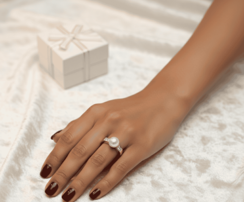 Gouden ring met parel en diamanten