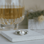 Wit gouden ring met parel en saffier