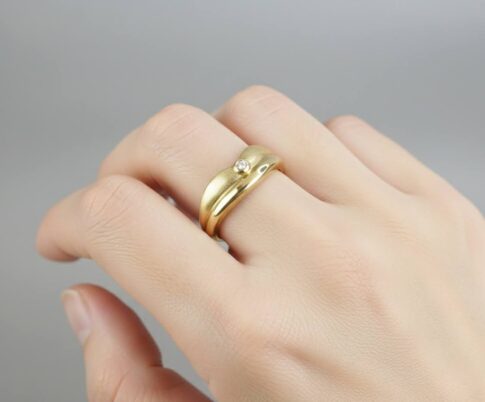 14 karaat geel gouden ring met 1 diamant