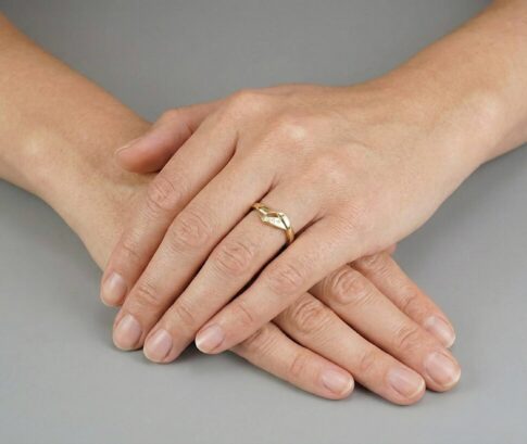 Geel gouden ring met 3 diamanten