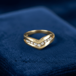Gouden v model ring met zirkonia