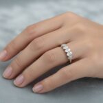 Wit gouden ring bezet met zirkonia