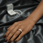 Geel gouden fantasie ring met 2 briljanten