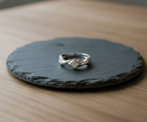 Wit gouden ring met princess diamant