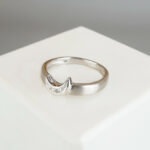 Wit gouden ring met halve maan