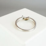 Wit gouden ring met halve maan