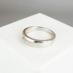 Wit gouden ring met 7 diamanten