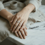 Wit gouden ring met halve maan