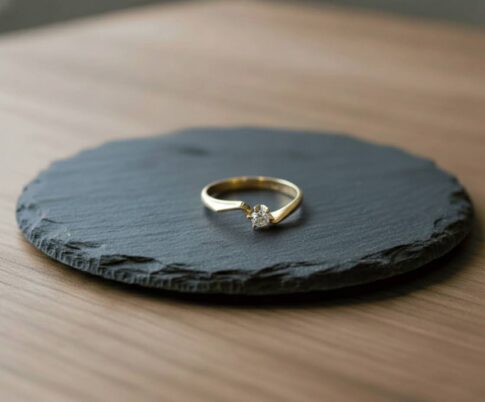 Geel gouden ring met 0.14ct. diamant