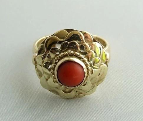 Geel gouden bloedkoraal ring