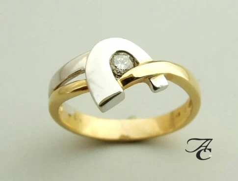 Wit- en geel gouden ring met solitair briljant