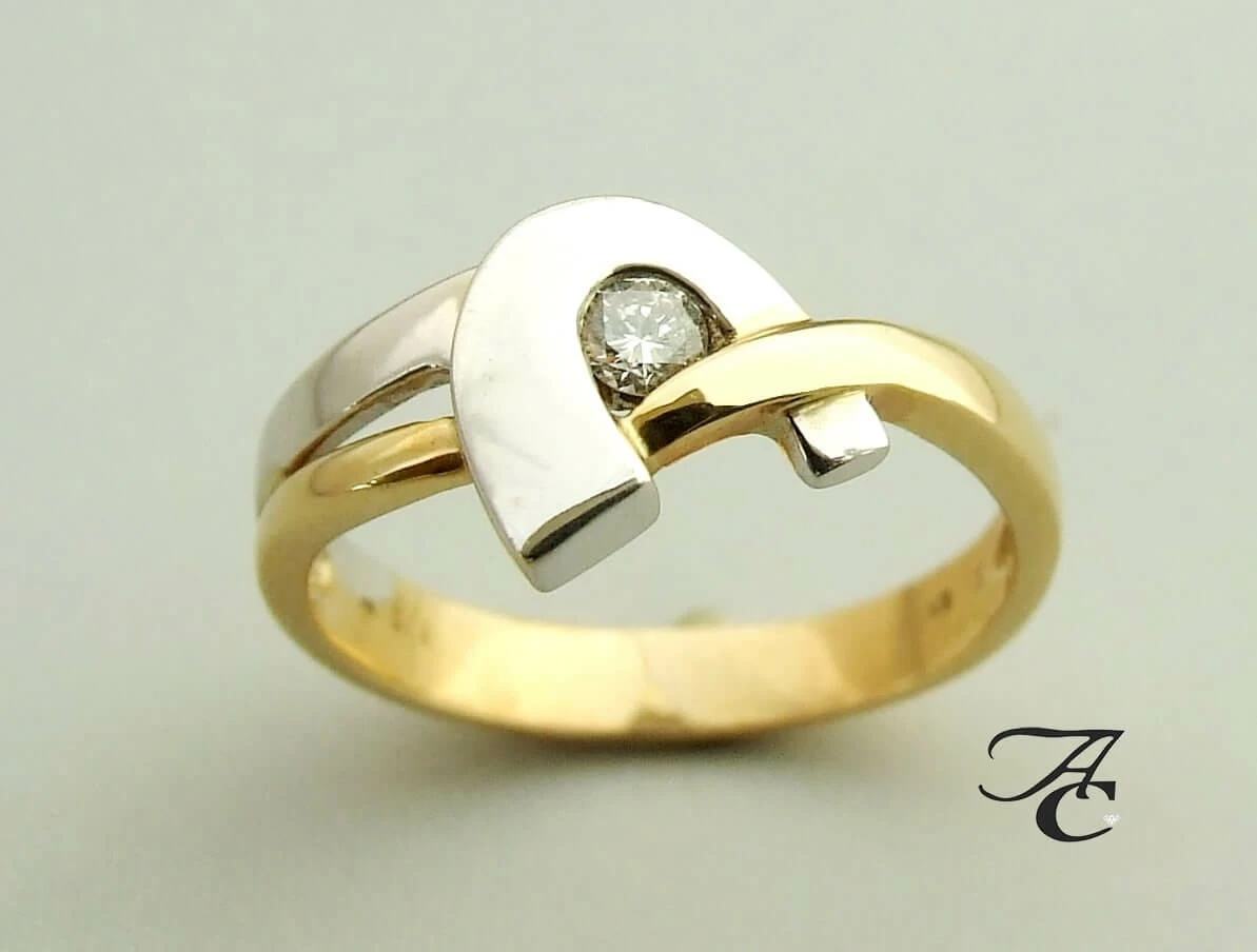 Wit- en geel gouden ring met solitair briljant