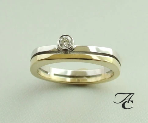 Wit- en geel gouden ring met solitair briljant geslepen diamant