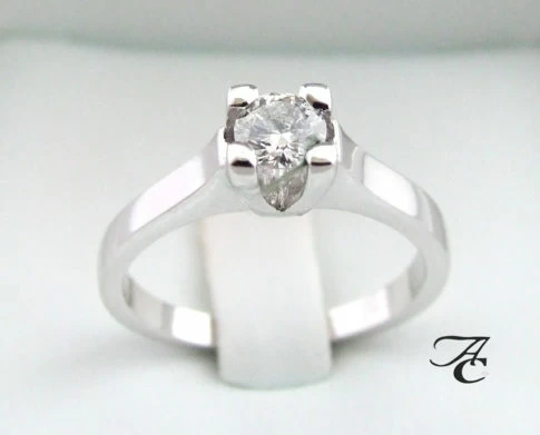Wit gouden ring met solitair briljant