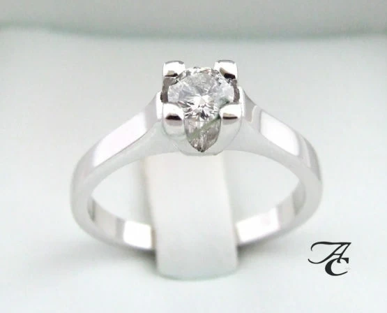 Wit gouden ring met solitair briljant Wit gouden ring met solitair briljant
