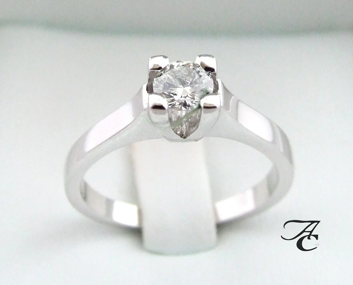 Wit gouden ring met solitair briljant