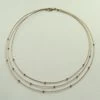 Gouden choker met balletjes