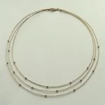 Gouden choker met balletjes