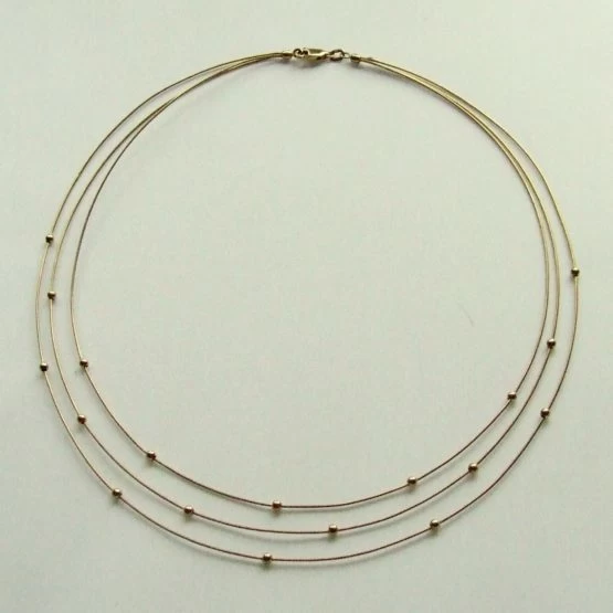 Gouden choker met balletjes