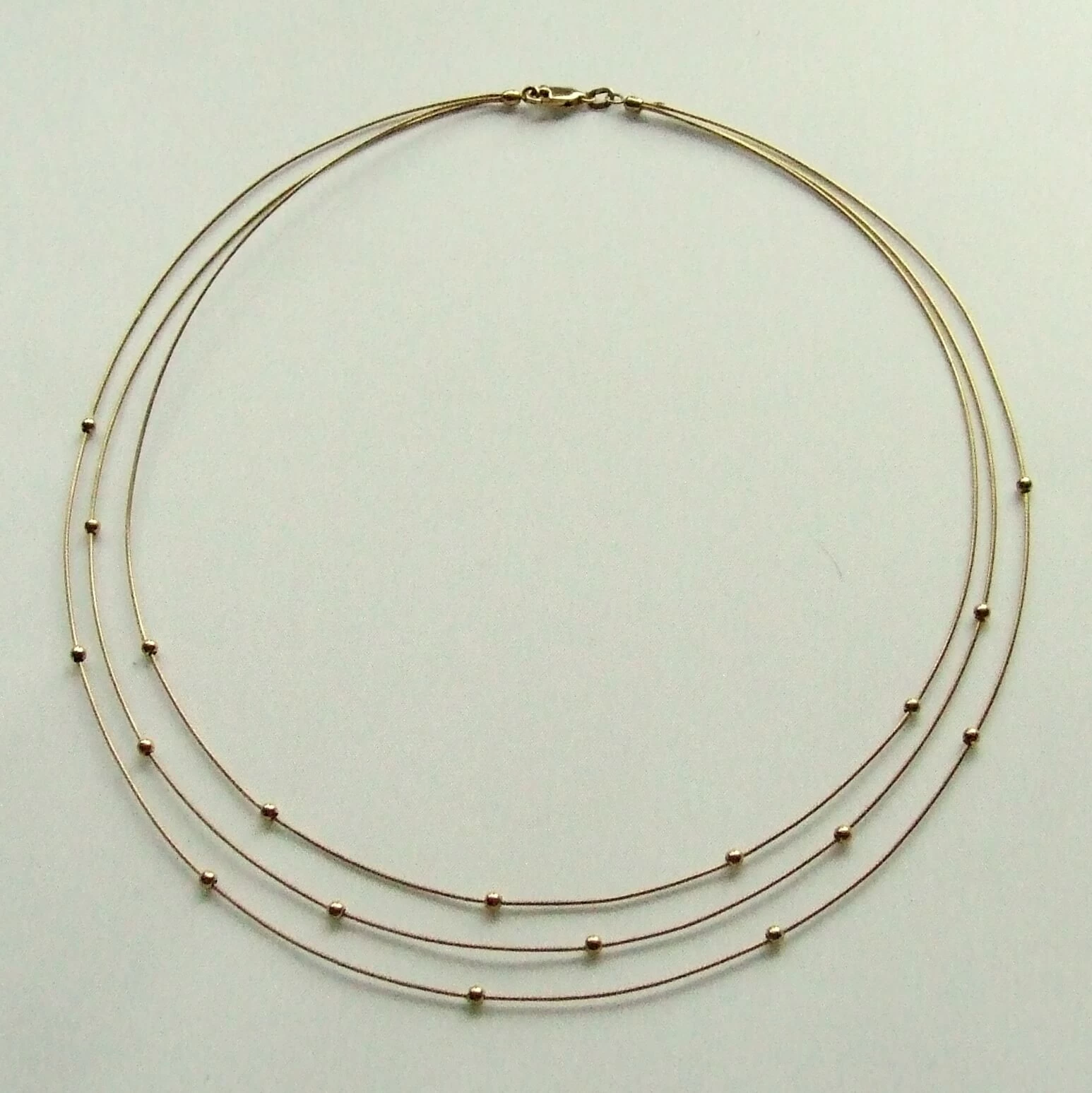 Gouden choker met balletjes