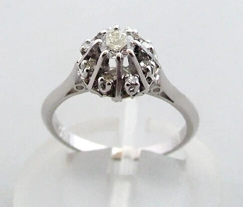 Wit gouden rozetring met diamanten