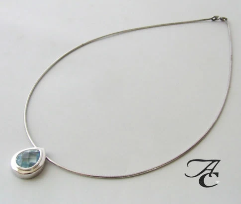 Gouden collier en hanger met aquamarijn