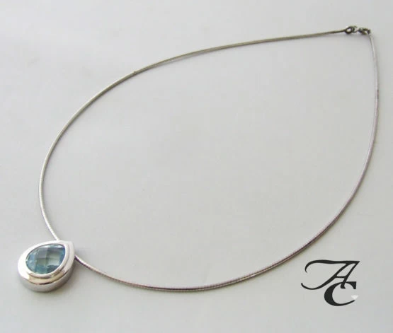 Gouden collier en hanger met aquamarijn