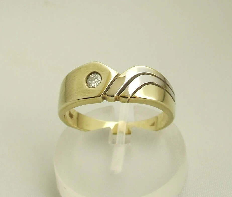 Bicolor gouden ring met briljant 0.10 ct.