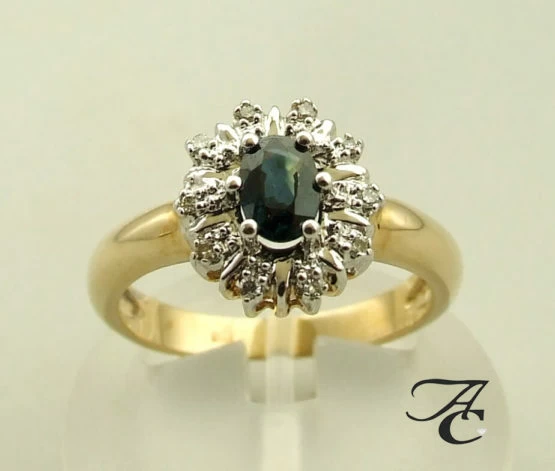 Gouden ring met diamant en saffier Gouden ring met diamant en saffier