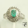 Wit gouden ring met diamant en smaragd