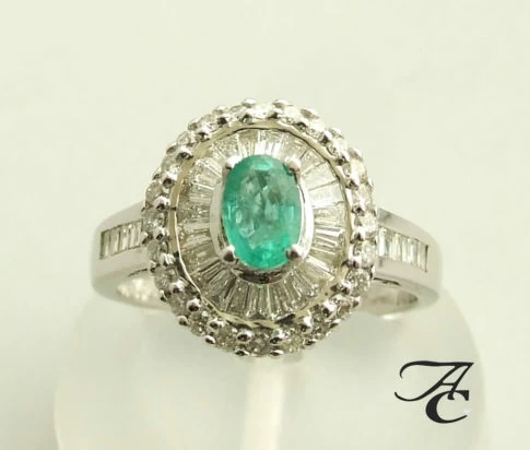 Wit gouden ring met diamant en smaragd