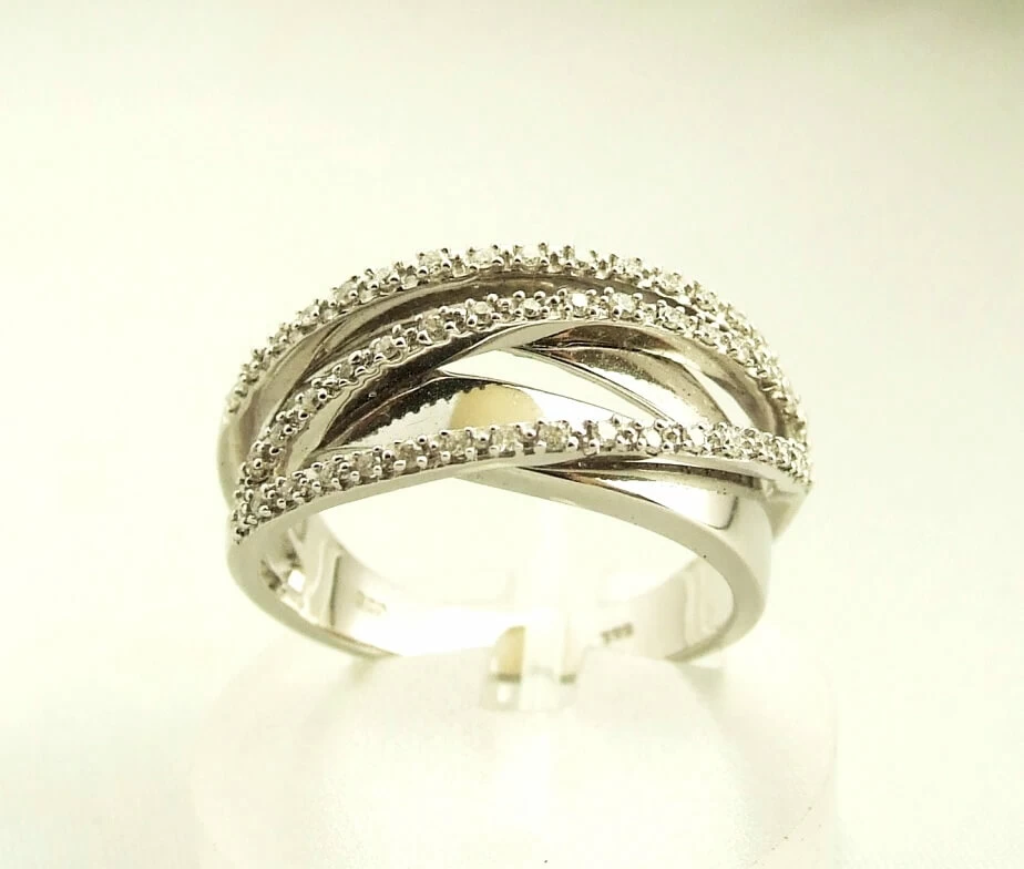 Wit gouden Christian ring met diamant