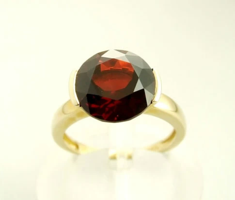 Gouden ring met granaat