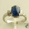 Wit gouden ring met saffieren en diamanten