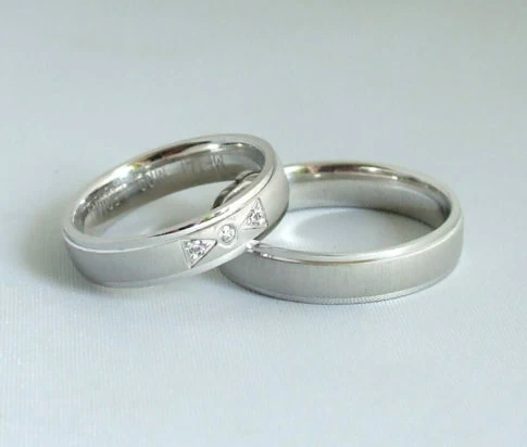 Wit gouden trouwring met briljanten