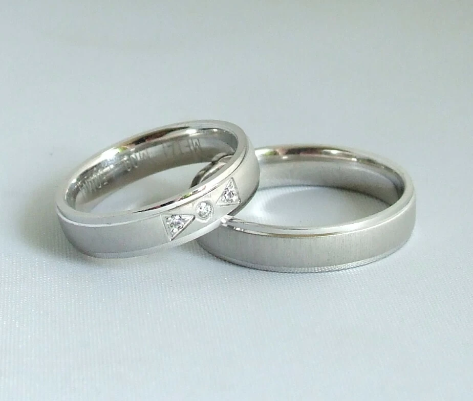 Wit gouden trouwring met briljanten
