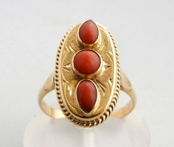 Gouden ring met bloedkoraal Gouden ring met bloedkoraal