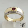 Gouden ring met diamanten en robijnen hart
