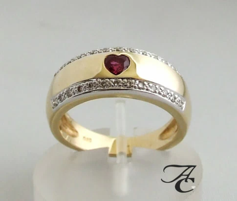 Gouden ring met diamanten en robijnen hart