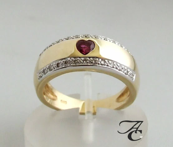 Gouden ring met diamanten en robijnen hart Gouden ring met diamanten en robijnen hart