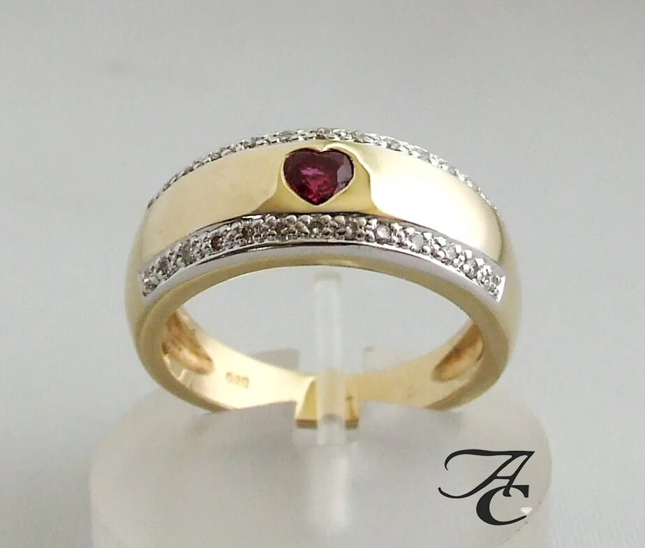 Gouden ring met diamanten en robijnen hart