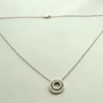 Wit gouden collier met diamanten hanger